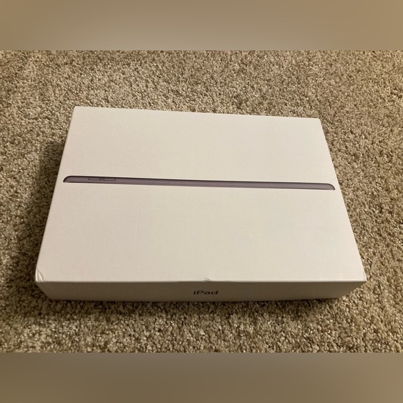 Apple iPad 7th generation Wi-Fi 32 gb product box and instructions - Picture 4 of 10